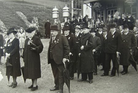 Kirchliches Leben 1945 - Glockenweihe, die örtlichen Würdenträger in Erwartung der Glocken