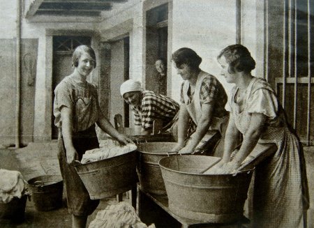 Waschfrauen, hinter dem Badehotel _Anker