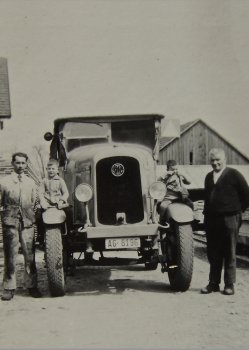 Obrist Josef rechts, Sohn Fritz links, vor ihrem ersten Sägereilastwagen