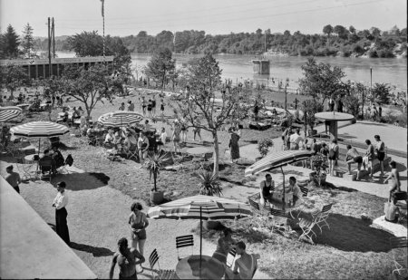 Ansichtskarte - Beim östlichen Dorfeingang das Strandbad - ©Dorfmuseum