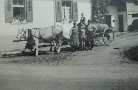 Winter Max, Landwirt, vor dem Güllenfass