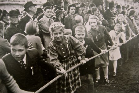 Kirchliches Leben 1945 - Glockenweihe, zum Aufzug braucht es viele Helfende