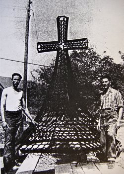 Müller Josef, Schmied und Geselle Moser Erwin, vor der neuen Kirchenkuppel 1957