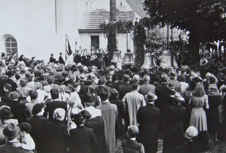 Kirchliches Leben 1945 - Glockenweihe, vor der Kirche