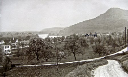 Ansichtskarte - Mumpf, Unterdorf mit Bahnhofweg 1935 - ©Dorfmuseum