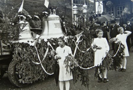 Kirchliches Leben 1945 - Glockenweihe, Kinder geleiten die Glocken zur Kirche