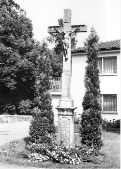 Kirche 1970 - Das ehemalige Friedhofs-Kreuz vor der Restauration