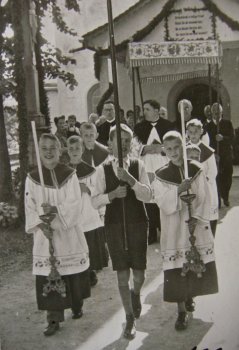 Kirchliches Leben 1951 - Prozession mit Pfarrer Bertola aus Stein