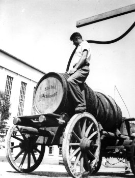 Frischknecht Jakob, beim Soleabfüllen in Riburg 1945 für das Hotel _Schönegg