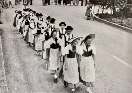 Jugendfest 1953, der Umzug mit der Oberschule zum Thema Brauchtum der Heimat