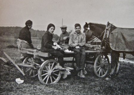 Güntert Josef (Lepold Sepp), Landwirt, bei einer Ackerpause