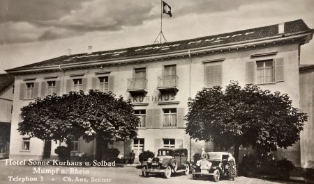 Ansichtskarte - _Sonne_ mit parkierten Oldtimern um 1930 - ©Dorfmuseum