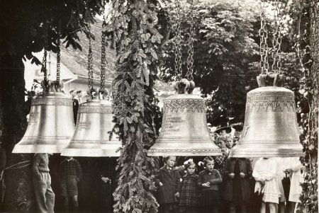 Kirchliches Leben 1945 - Glockenweihe, zum Aufzug bereit