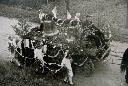 Kirchliches Leben 1945 - Glockenweihe, Lepold Sepp führt zwei Glocken auf seinem Wagen