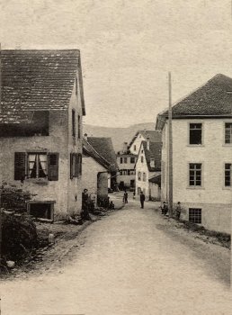 Schulgasse - Zur Hauptstrasse hinab führend