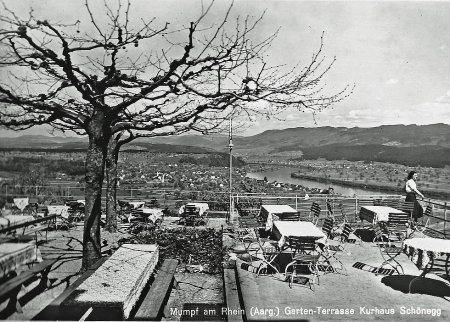 Ansichtskarte - _Schönegg_ nach dem Wiederaufbau 1928, Aussicht von der Gartenterrasse - ©Dorfmuseum