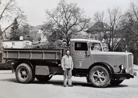 Gertiser Josef, Chauffeur, vor dem Lastwagen vom Baugeschäft Edmund Hurt