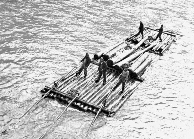 Flˆﬂermannschaft unterwegs mit einem Holztransport nach dem Zusammenfluss der Schwarzen und Weiﬂen Sulm.